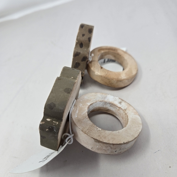 Pier 1 Set of Wooden Napkin Rings Flower Shape Carved Brown & Natural Wood - Picture 3 of 6